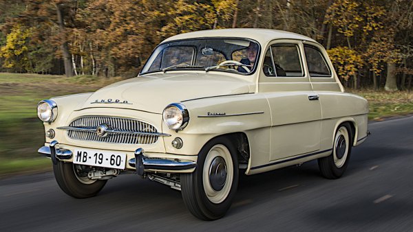 Octavia е латинската дума за &bdquo;осми&ldquo;. Skoda я използва през 1959 година за осмия модел, който е представила след края на Втората световна война. И осми от 1933 година с независимо окачване.

Новият автомобил се предлага както като седан, така и като комби. Задвижва от малки, предно разположени четирицилиндрови двигатели с обем от 1,1 или 1,2 литра.

Седанът е заменен през 1964 година от 1000MB, първият в дългата поредица Skoda със задно разположен двигател. Точно той прави невъзможно проектирането на комби версия, така че Octavia Combi остава в производство до 1971 година.